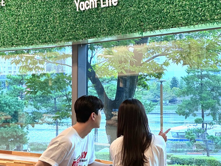 선내 좌석에 앉아 바다를 보는 커플
